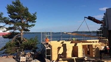 Stort bastubygge i trä på en holme i Helsingfors 